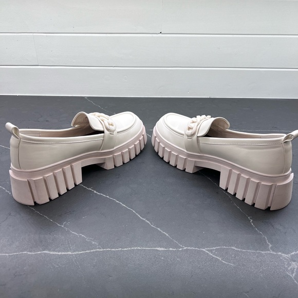 MIA Off-White Platform Loafers. Size 9 w/ Rubber chain detail. Manmade “leather” - Picture 5 of 6